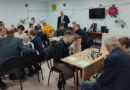 Папы и дедушки в свой праздник играли с детьми в шахматы